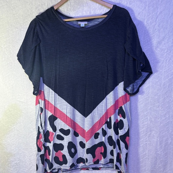 LuLaRoe Tops - LuLaRoe Tulip Sleeve Relaxed Tunic